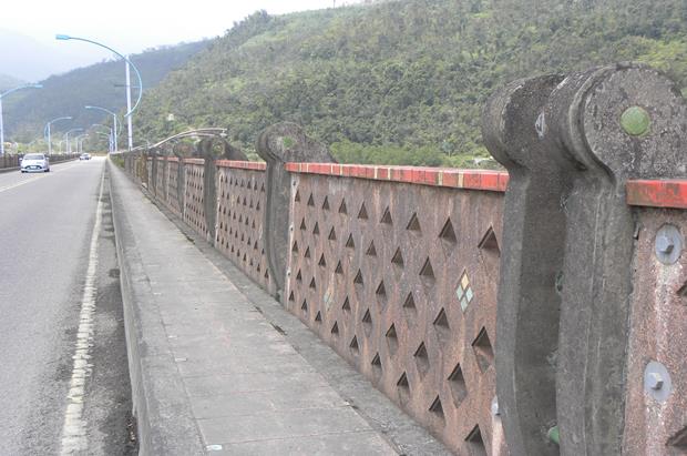 泰雅大橋-橋上側邊